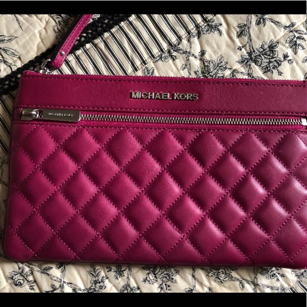 Micheal Kors wristlet